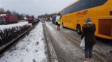 K hromadným nehodám dolo na 99. kilometru dálnice D1 (16. ledna 2017).