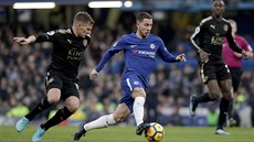 Eden Hazard z Chelsea (v modrém) peláí ped pronásledovatelem v podob Marca...