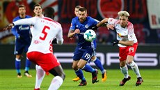 Momentka z utkání nmecké fotbalové ligy mezi Schalke (v modrém) a Lipskem