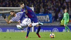 Gerard Pique z Barcelony (vpravo) kvli souboji o mí odhodil Williana Joseho z...