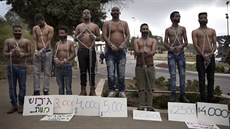 Eritrejští žadatelé o azyl během protestů před budovou izraelského parlamentu...