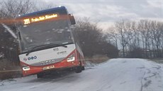 Autobus po smyku sjel mimo silnici