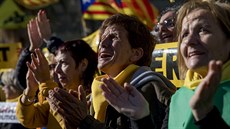 V Barcelon se ped katalánským parlamentem se seli pívrenci samostatnosti...