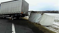 Silný vítr pevrátil prázdný pívs za náklaákem u Litomyle. (18.1.2018)