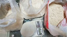 Pakistánská policie zveejnila fotografii devíti kilogram heroinu, které se na...