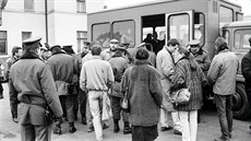 Zásah písluník VB na vlakovém nádraí ve Vetatech na Mlnicku bhem 20. výroí upálení Jana Palacha. (21. ledna 1989)