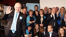 Pavel Fischer se svým volebním �tábem po prvním kole prezidentských voleb.....