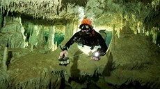 Potáp pi mení nejdelího podvodního jeskynního systému Sac Actun u...