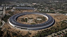 Letecký pohled na nové sídlo společnosti Apple v kalifornském Cupertinu krátce...