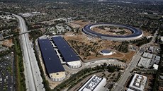 Letecký pohled na nové sídlo společnosti Apple v kalifornském Cupertinu krátce...