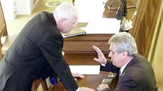 Václav Klaus a Miloš Zeman při rozhovoru v Poslanecké sněmovně (2002)