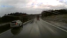 Odstavené auto v levém pruhu dálnice ohroovalo ostatní idie