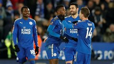 Fotbalisté Leicesteru se radují ze vstelené branky Kelechiho Iheanacha, kterou...