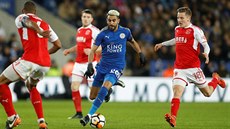 Fotbalista Leicesteru Rijád Mahriz v akci při utkání anglického FA Cupu proti...