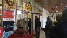 Fronta zákazník� na po�t� v ulici plukovníka Mráze v Hostiva�i