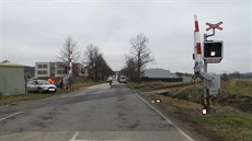 �idi� nákladního auta vjel u V�elné na p�ejezd v dob�, kdy se skláp�ly závory....