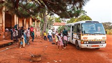 Toulavý autobus pomáhá šířit osvětu v Kamerunu. 