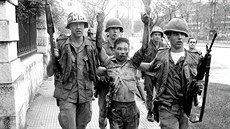 Vojáci vyvádí posledního útočníka z řad Vietkongu z půdy americké ambasády v...