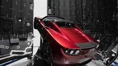 Tesla Roadster ped uzavením do aerodynamického krytu rakety Falcon Heavy