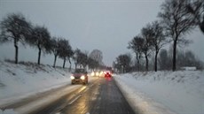 Sníh komplikuje i dopravu v Karlovarském kraji.(16. ledna 2018)