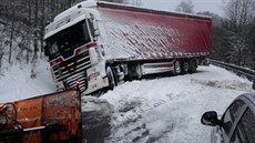 Sníh komplikuje i dopravu v Karlovarském kraji. Silnici I/13 u obce Damice...