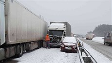 Sníh komplikuje dopravu na dálnici D1, stalo se nkolik hromadných nehod. (16....