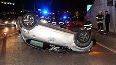 Pi nehod dvou vozidel ve vjezdu do Strahovského tunelu se jedno z aut...