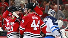 Jan Rutta slaví se spoluhrái z Chicaga gól proti Winnipegu, jeho branká...