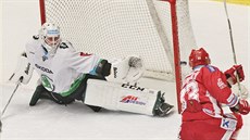 Branká� Mladé Boleslavi Brandon Maxwell se pokou�í zasáhnou proti st�ele...