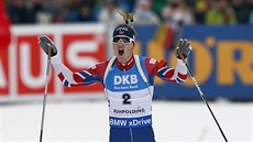 Nor Johannes Thingnes Bö slaví triumf v závodu s hromadným startem v...