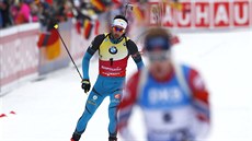 Zklamaný Francouz Martin Fourcade po druhém míst v závodu s hromadným startem...