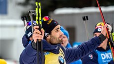 Martin Fourcade sklízí ovace fanouk po závodu s hromadným startem v...