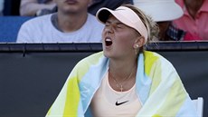 BOLEST. Marta Kosuková v prvním kole Australian Open.