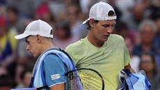 SOUPEI. Tomá Berdych (vpravo) a Alex de Minaur v prvním kole Australian Open.