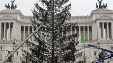 V Římě začali odstrojovat opelichaný vánoční strom (9. 1. 2018)