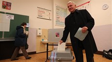 Vratislav Kulhánek odvolil v ZŠ Jana Masaryka na Praze 2. (12. ledna 2017)