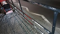 Zábradlí u zastávky Karlovo nám�stí.