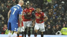 Antonio Valencia (vpravo) z Machesteru United slaví se spoluhrá�em Paulem...