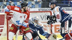 Olomoucký hokejista Jakub Herman (vlevo) ped vítkovickým gólmanem Patrikem...