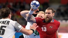 �eský házenká� Pavel Horák úto�í na n�meckou branku.