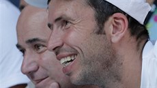 Radek tpánek (vpravo) a Andre Agassi sledují zápas Novaka Djokovie na...