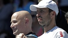 Radek tpánek (vpravo) a Andre Agassi sledují zápas Novaka Djokovíe na...