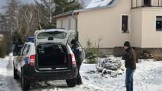 Policie vyšetřuje vraždu v Černolicích u Prahy. Prohledává okolí. (17.1.2018)
