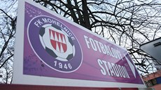 Cedule u fotbalového stadionu FK Mohelnice.