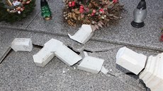 Vandal poni�il na h�bitov� jedenáct hrob�. Kdy� ho policisté dopadli, ukázalo...