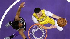 Lonzo Ball (vpravo) z LA Lakers zakončuje kolem  De'Aarona Foxe ze Sacramenta.