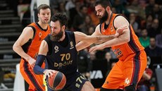 Gigi Datome (v erném) z Fenerbahce pod tlakem Bojana Dubljevie z Valencie.