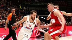 Sergio Rodriguez (vlevo) z CSKA Moskva útoí kolem  Kaleba Tarczewského z...