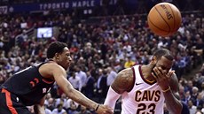 LeBrona Jamese (vpravo) z Clevelandu fauloval DeMar DeRozan z Toronta.