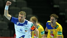 Gudjon Valur Sigurdsson z Islandu oslavuje gól proti Švédsku.